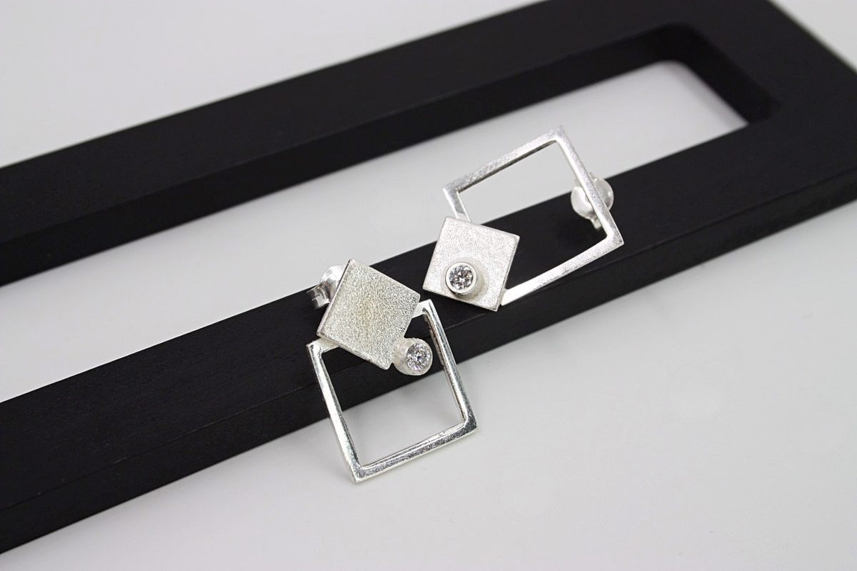 Auskarai „Formos” (balta akutė) - Image 1