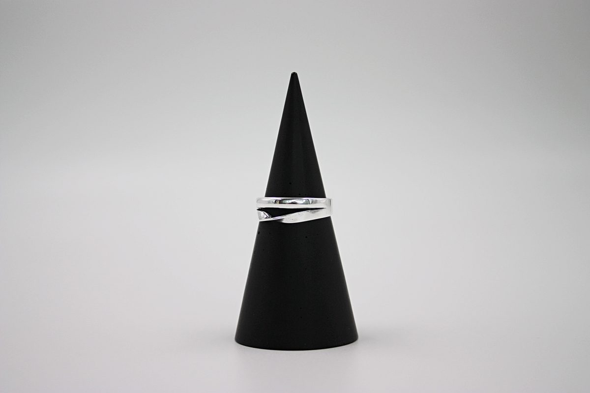 Sidabrinis, rankų darbo žiedas. Diaura juvelyrika.